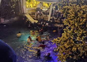 Bebek’te lüks restoranın iskelesi çöktü: Denize düşenler can pazarı yaşadı