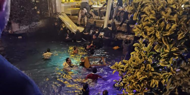 Bebek’te lüks restoranın iskelesi çöktü: Denize düşenler can pazarı yaşadı