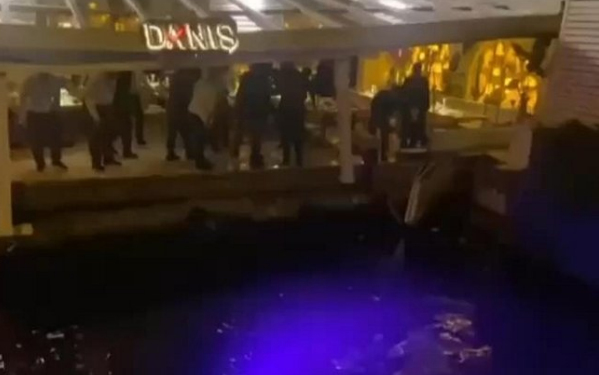 Bebek’te restoran iskelesi çöktü: Müşteriler denize düştü, 4 yaralı var