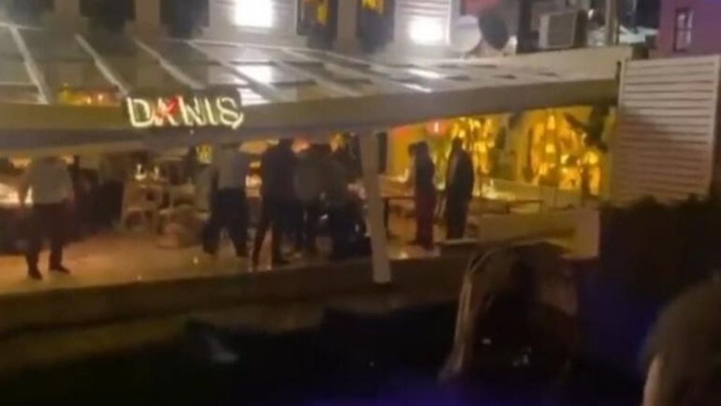 Bebek'te üstünde restoran olan iskele çöktü: Dört yaralı