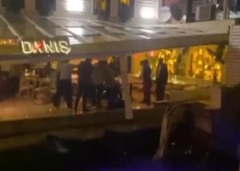 Bebek'te üstünde restoran olan iskele çöktü: Dört yaralı