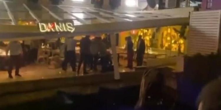 Bebek'te üstünde restoran olan iskele çöktü: Dört yaralı