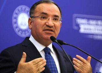 Adalet Bakanı Bekir Bozdağ, İsmailağa Cemaati’ne bağlı Hiranur Vakfı’nın kurucusu Yusuf Ziya Gümüşel’in kızı H.K.G.'nin 6 yaşında imam nikâhı ile evlendirilmesi ve yıllarca cinsel istismara uğradığı iddiasıyla ilgili açıklama yapmadığına yönelik eleştirilere, "Ben, Adalet Bakanı'yım, Adalet Bakanı her konuda konuşmaz. Hele hele yargıya intikal konularda konuşmaz" karşılığını verdi.