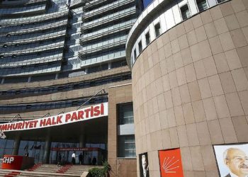 Belediye başkanı vekillere ayakkabı hediye etti, CHP grubu reddetti