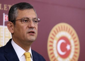 Belediye başkanı vekillere ayakkabı hediye etti, grup yönetimi reddetti