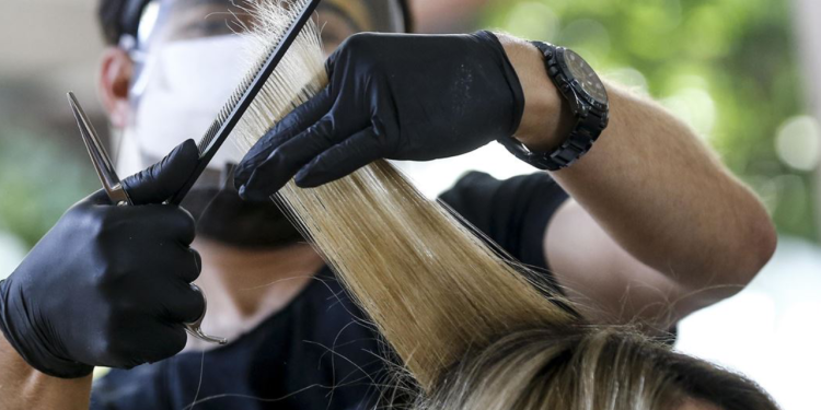 Berber ve kuaförlerin haftada bir gün kapalı olması kararı ertelendi