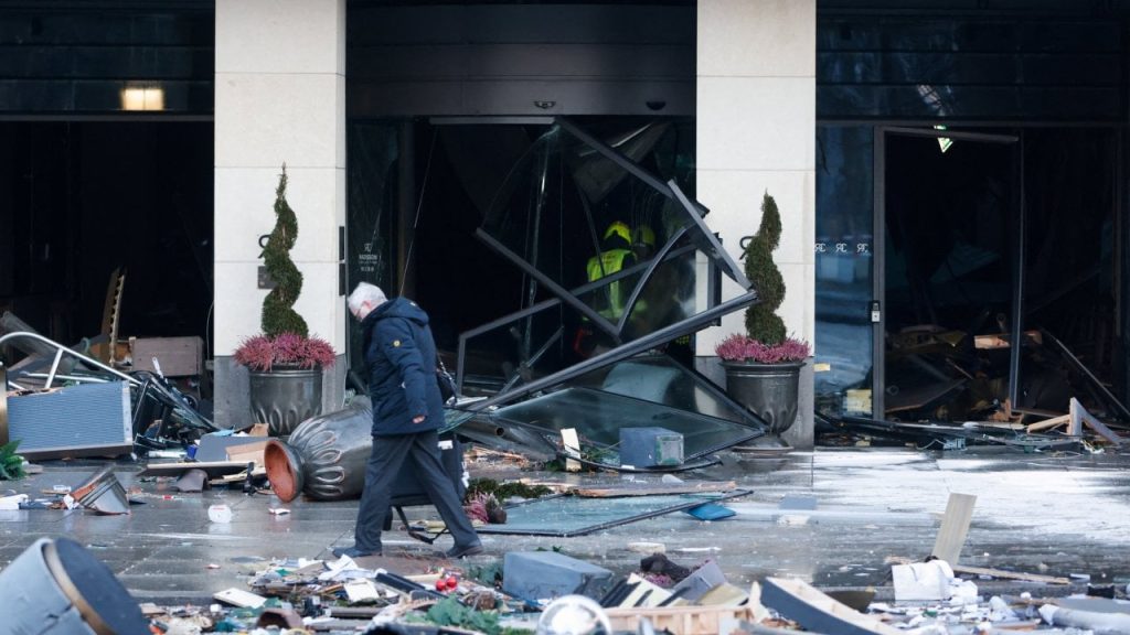 Berlin'de dünyanın en büyük desteksiz silindir akvaryumu patladı