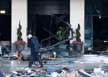 Berlin'de dünyanın en büyük desteksiz silindir akvaryumu patladı