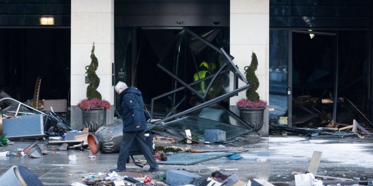 Berlin'de dünyanın en büyük desteksiz silindir akvaryumu patladı