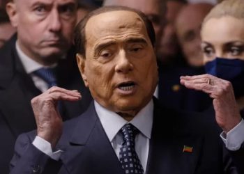 İtalya’nın eski başbakanlarından Silvio Berlusconi, sahibi olduğu Monza futbol takımının oyuncularına ''Juventus ya da Milan gibi büyük bir takımı yenerseniz size bir otobüs dolusu fahişe getirteceğim'' deyince yine haberlere konu oldu.