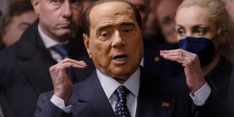 İtalya’nın eski başbakanlarından Silvio Berlusconi, sahibi olduğu Monza futbol takımının oyuncularına ''Juventus ya da Milan gibi büyük bir takımı yenerseniz size bir otobüs dolusu fahişe getirteceğim'' deyince yine haberlere konu oldu.