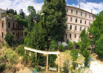 Beyoğlu Belediyesi mahkeme sürecini dinlemedi; Fransız Yetimhanesi'ne kepçelerle girdi