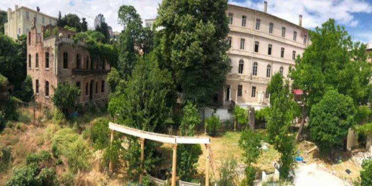 Beyoğlu Belediyesi mahkeme sürecini dinlemedi; Fransız Yetimhanesi'ne kepçelerle girdi