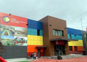 Bir çocuk oyuncak bebeğinin ellerini bağladı, kreşteki şiddet ortaya çıktı