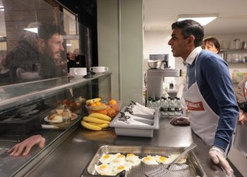 Bir evsize 'Ne iş yapıyorsun?' diye soran İngiltere Başbakanı Sunak'a tepki yağıyor