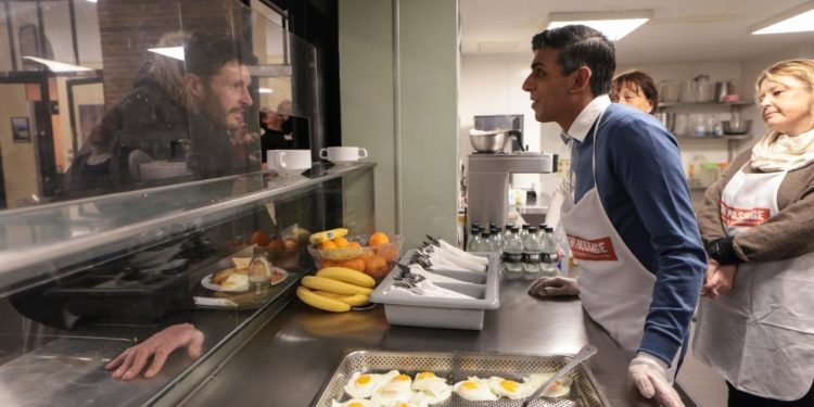 Bir evsize 'Ne iş yapıyorsun?' diye soran İngiltere Başbakanı Sunak'a tepki yağıyor