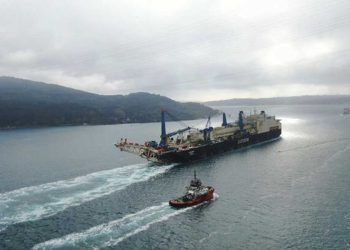 Boğaz kapatıldı; dev gemi geçiyor