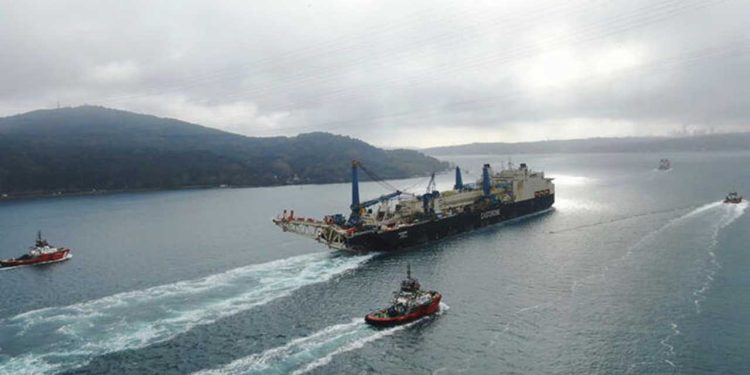 Boğaz kapatıldı; dev gemi geçiyor