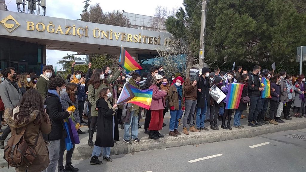 Boğaziçi’nde ‘LGBTİ bayrakları’ davasında öğrencilere beraat