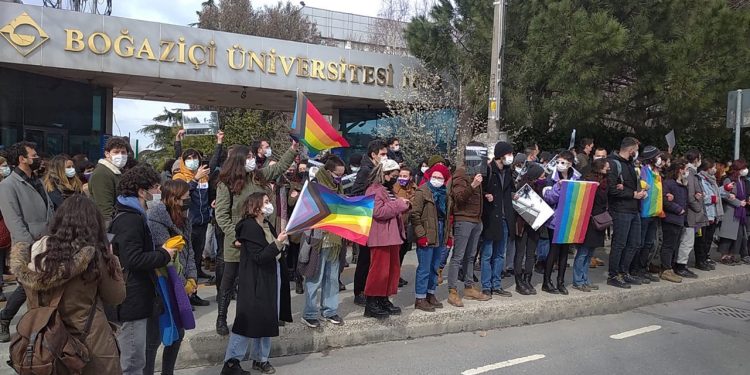 Boğaziçi’nde ‘LGBTİ bayrakları’ davasında öğrencilere beraat