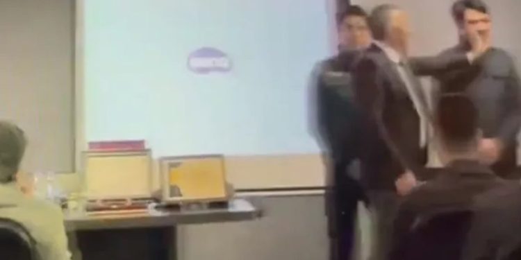 Bölge müdürü, gümrük memuruna tokat  attı, kadın memurlara cinsiyetçi sözler kullandı