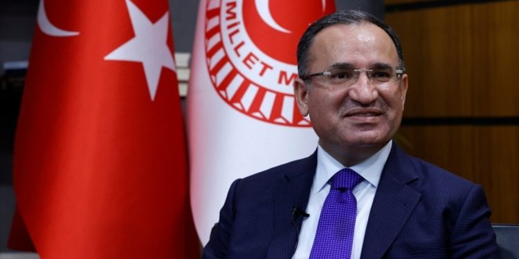 Bozdağ'dan 'başörtüsü' açıklaması: 400'ün üzerinde oy alırsa referanduma gitmeyeceğiz