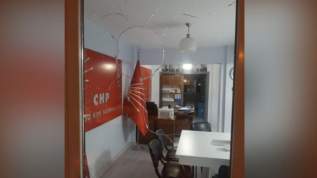 CHP Gürsu İlçe Başkanlığı'na taşlı saldırı