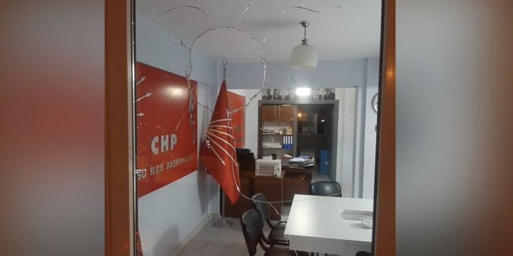 CHP Gürsu İlçe Başkanlığı'na taşlı saldırı