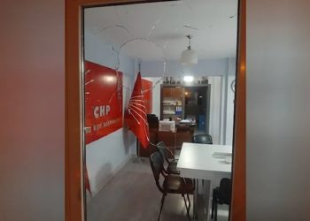 CHP ilçe başkanlığına taşlı saldırı
