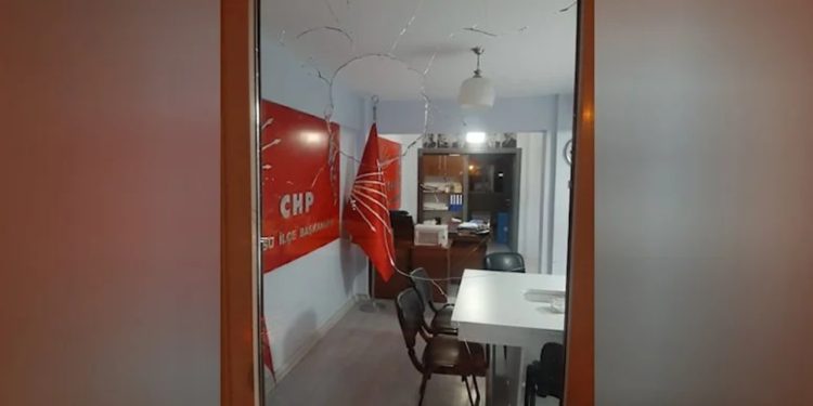 CHP ilçe başkanlığına taşlı saldırı