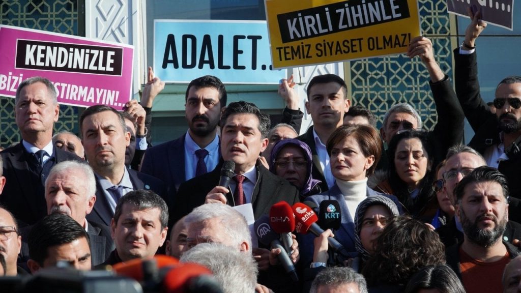 CHP ve İYİ Partililer protesto etti: 'Ahlaksızlıkta da sınır tanımadılar'