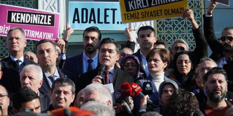 CHP ve İYİ Partililer protesto etti: 'Ahlaksızlıkta da sınır tanımadılar'