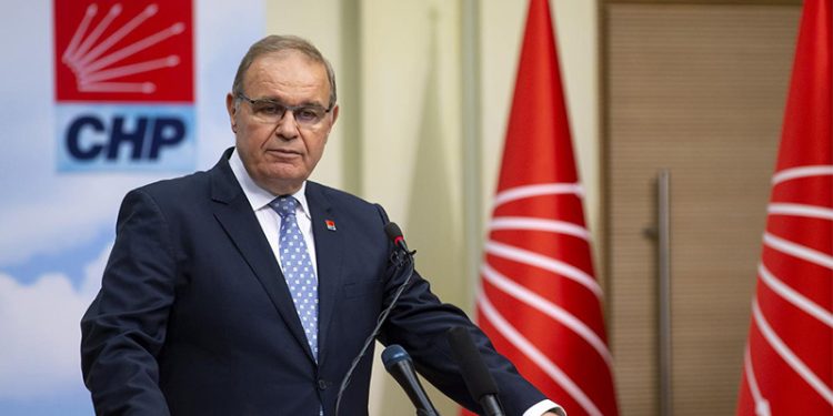 CHP Sözcüsü Faik Öztrak, net 8 bin 500 lira olarak açıklanan asgari ücrete tepki göstererek, "Milletin sırtında küfe olanlar, 'küfe' edebiyatını bıraksın" dedi.