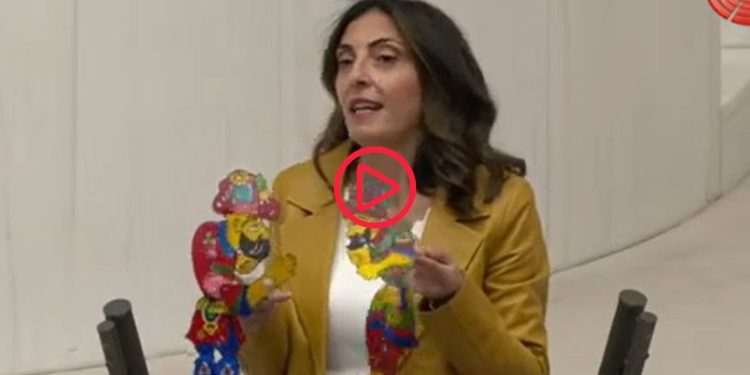 CHP'li Kayışoğlu iktidarı Hacivat ve Karagöz oynatarak eleştirdi