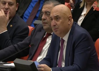 CHP'li Özkoç'tan Bakan Kirişci'ye: Sen, tarihe, Cumhurbaşkanı'ndan talimat alıp yangın söndüren bir bakan olarak geçtin