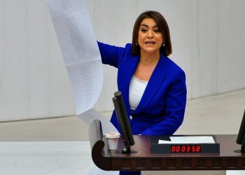 CHP’li Taşçıer, eczanelerde olmayan ilaçları yazdı; listenin uzunluğu 6 metre!