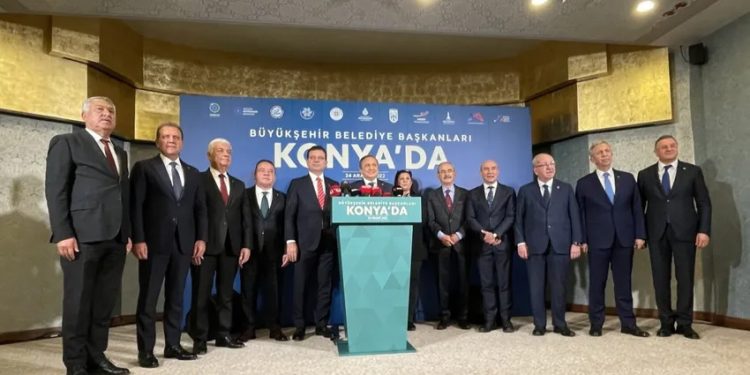 "6'lı masanın ülkemizi seçim zaferine kavuşturacağına olan inancımız tamdır." diyen CHP'li Torun, "Hiçbir koltuk, Türkiye'nin demokrasisi, milletin huzuruyla oynamaya değmez. İktidarın görevi, huzur ve sükun içinde toplumu seçime götürmektir. Suni krizlerle halkımızı germek, toplumsal reaksiyonlara yol açacak kararlara imza atmak bu süreçte hiçbir kişi ya da gruba fayda sağlamayacaktır." dedi.