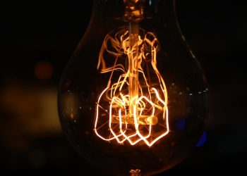 CHP milletvekili Deniz Yavuzyılmaz, "AK Parti’nin Cengiz-Kolin-Limak’a ait olan Akdeniz Elektrik’in özelleştirme borçlarını dolardan TL’ye çevirip devasa bir soygun yaptığını tespit ettik." paylaşımının yaptı.