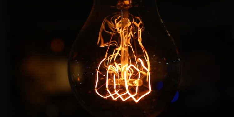 CHP milletvekili Deniz Yavuzyılmaz, "AK Parti’nin Cengiz-Kolin-Limak’a ait olan Akdeniz Elektrik’in özelleştirme borçlarını dolardan TL’ye çevirip devasa bir soygun yaptığını tespit ettik." paylaşımının yaptı.