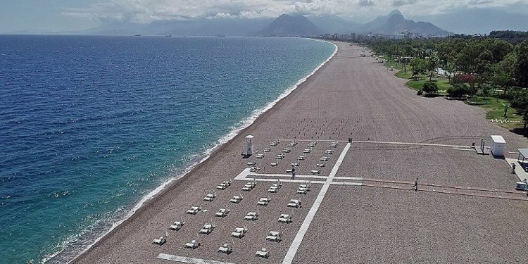CHP’li vekil uyardı: Antalya’da plajların işletmesi de Katar’a geçecek