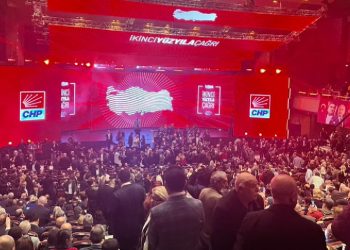 CHP'nin İkinci Yüzyıla Çağrı toplantısında coşkulu kalabalık