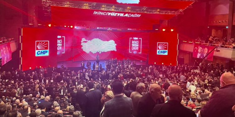 CHP'nin İkinci Yüzyıla Çağrı toplantısında coşkulu kalabalık