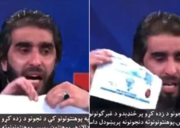 Canlı yayında diplomasını yırttı: "Kız kardeşim, annem alamayacaksa ben de bu eğitimi kabul etmiyorum"