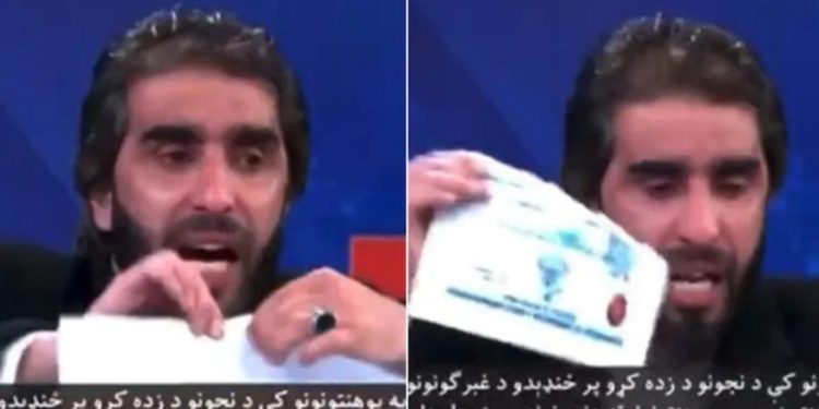 Canlı yayında diplomasını yırttı: "Kız kardeşim, annem alamayacaksa ben de bu eğitimi kabul etmiyorum"