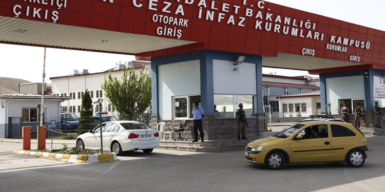 Cezaevi girişinde iki küçük kızının çıplak aranmasına karşı çıkan anneye 6 ay görüş yasağı