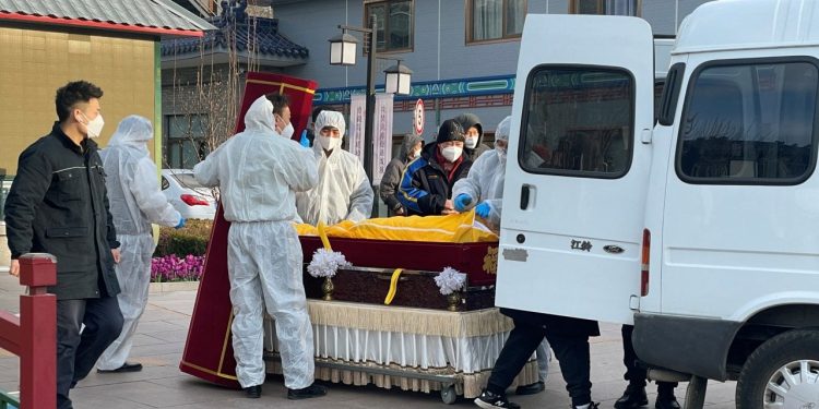 Çin yeni Covid-19  ölümleri duyurmuyor, Pekin'de cenaze evleri doldu