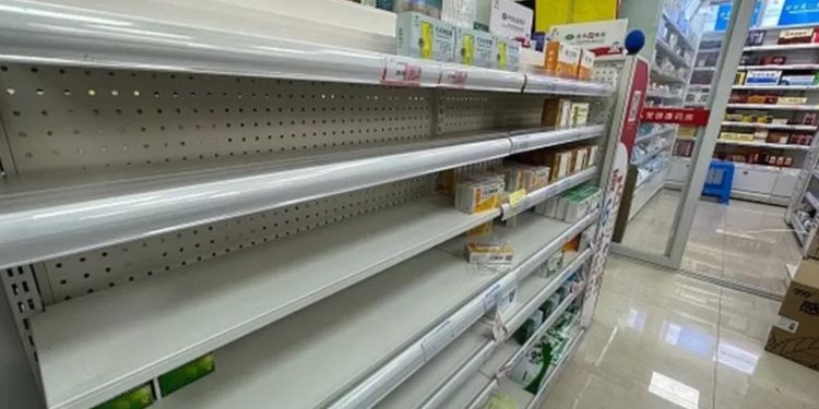 Çin'de Covid kısıtlamalarının gevşetilmesi sonrası 'panik alışverişleri' arttı, bazı ürünler bulunamıyor