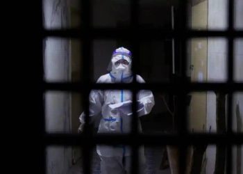 Çin'de protesto dalgası sürerken, kısıtlamalar yüksek vaka sayılarının gölgesinde gevşetiliyor