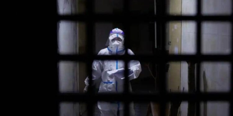 Çin'de protesto dalgası sürerken, kısıtlamalar yüksek vaka sayılarının gölgesinde gevşetiliyor