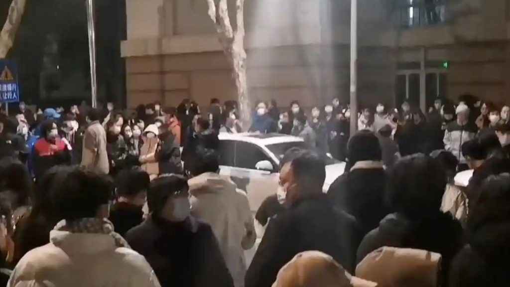 Çin'de tek vaka sonrası karantina kararı alan üniversitede öğrenciler protesto düzenledi